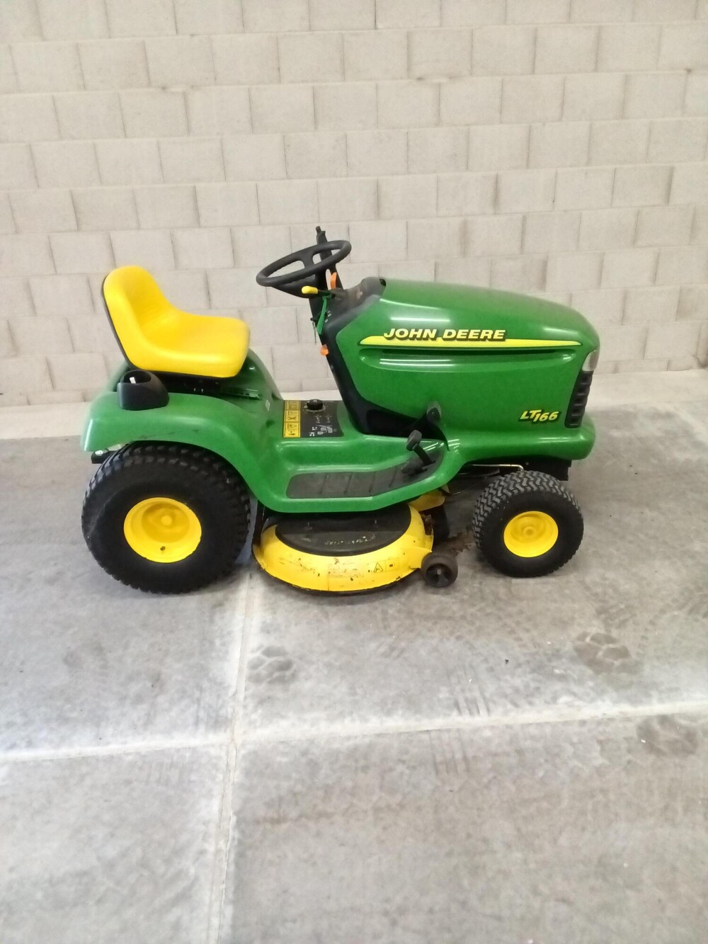 John Deere LT166