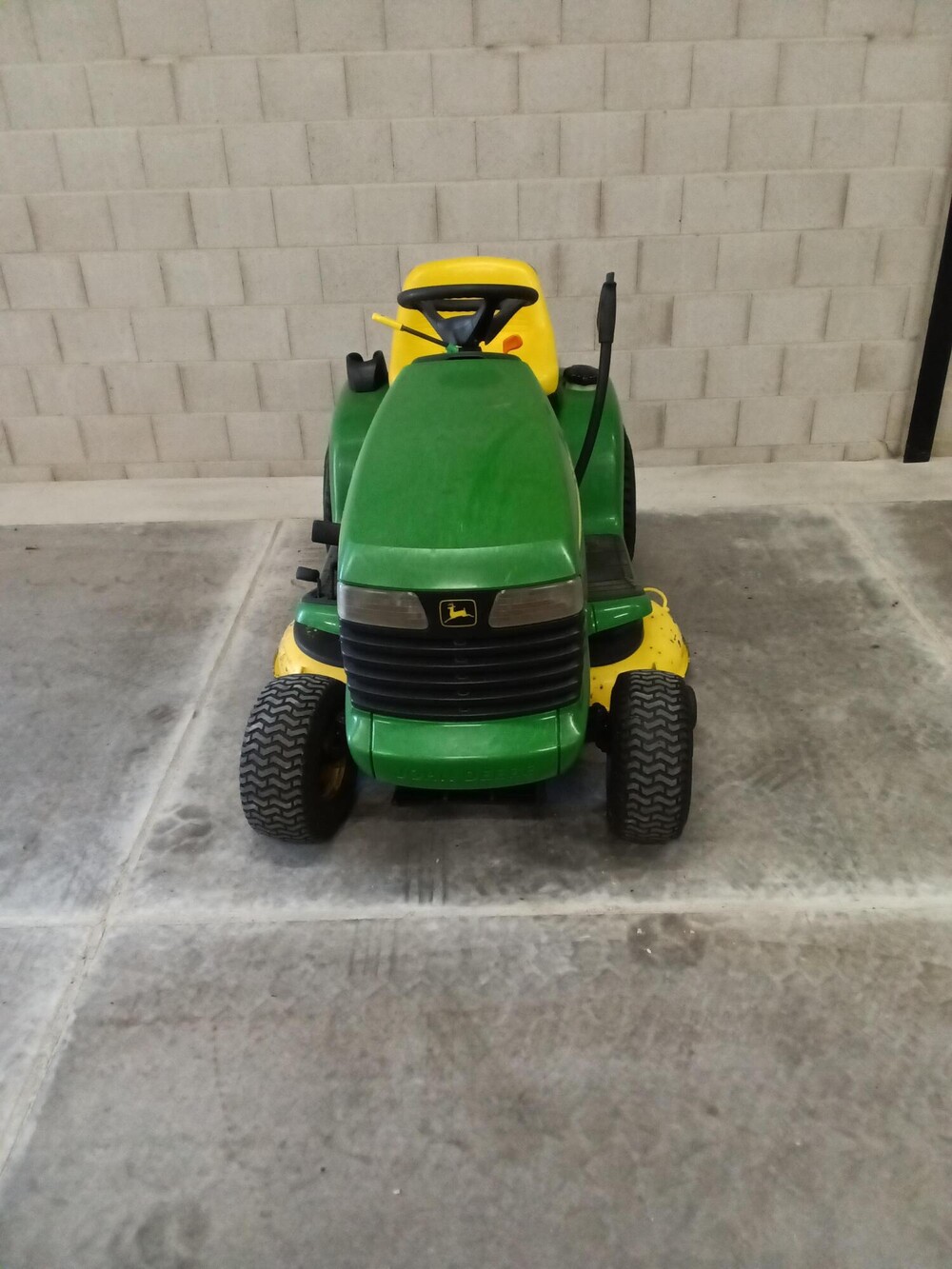 John Deere LT166