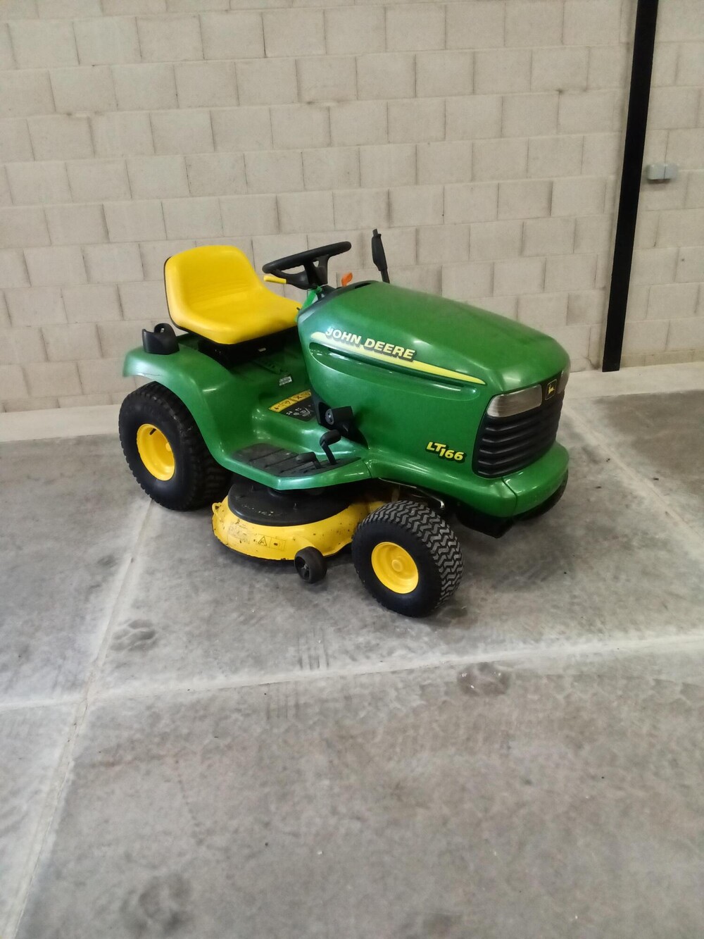 John Deere LT166