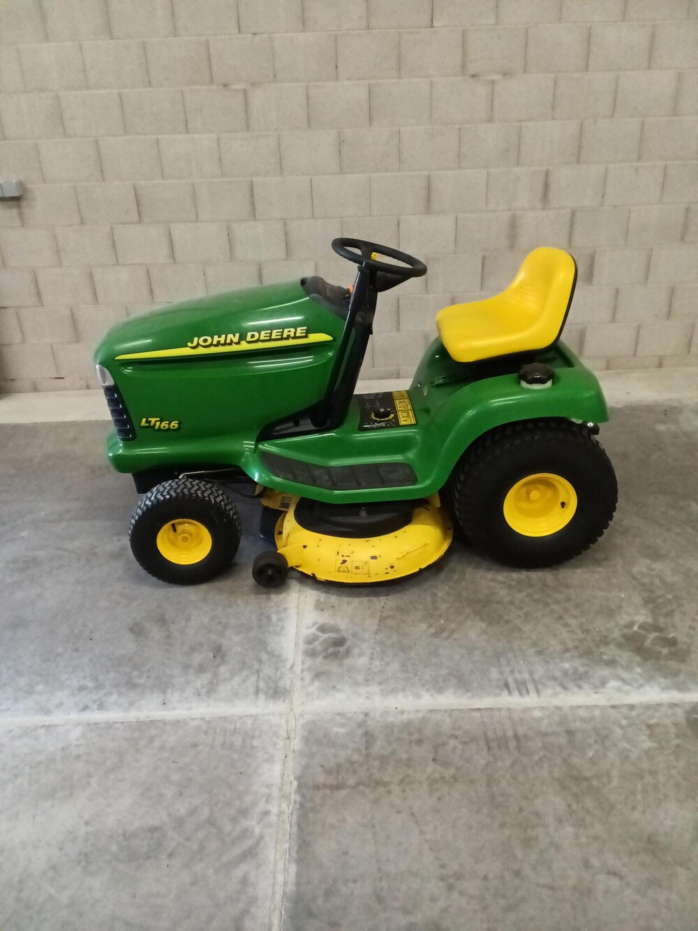 John Deere LT166