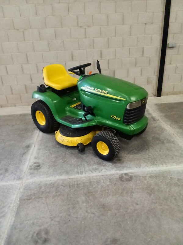 John Deere LT166